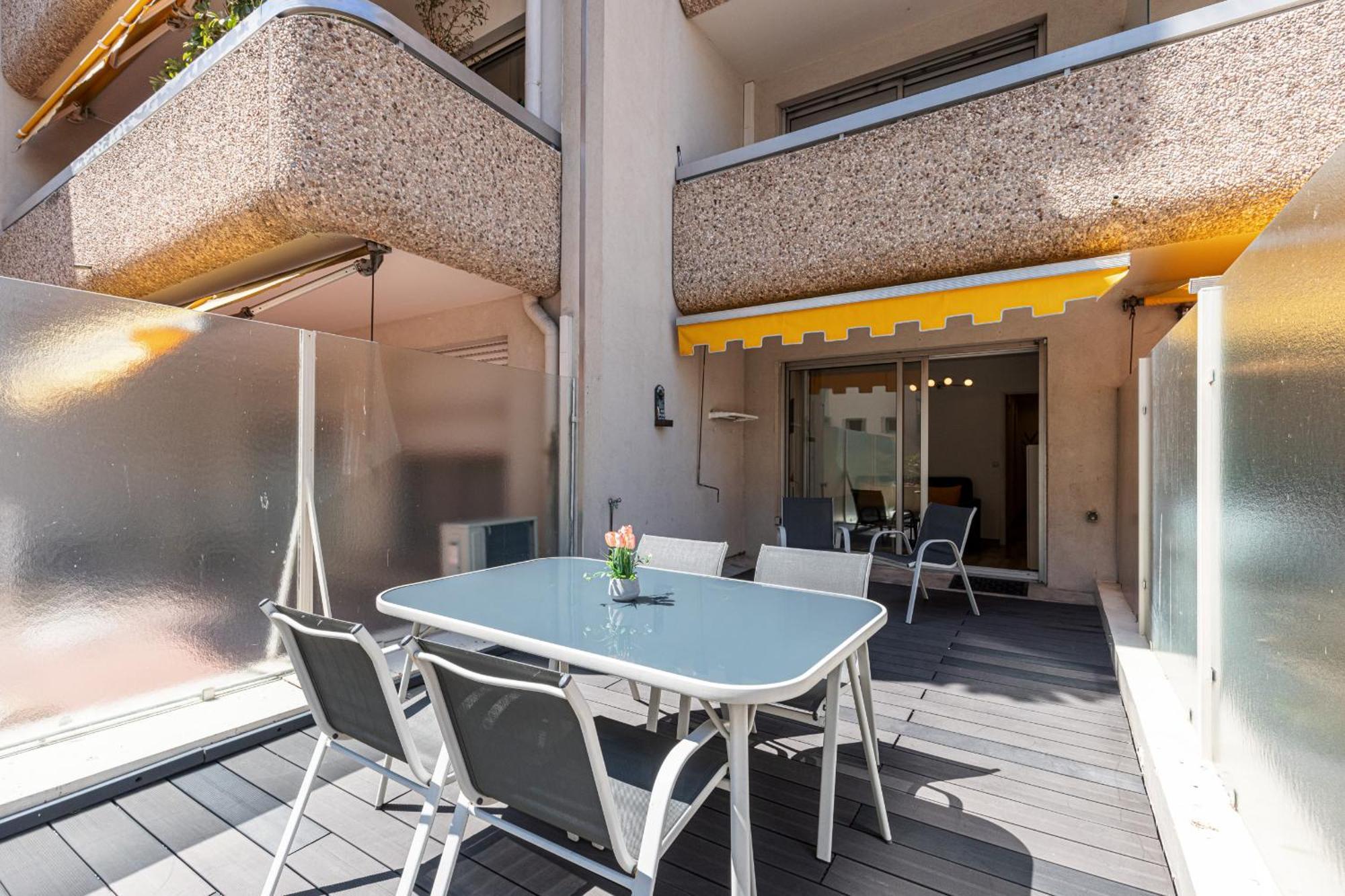 1 Bdr Large Terrace *